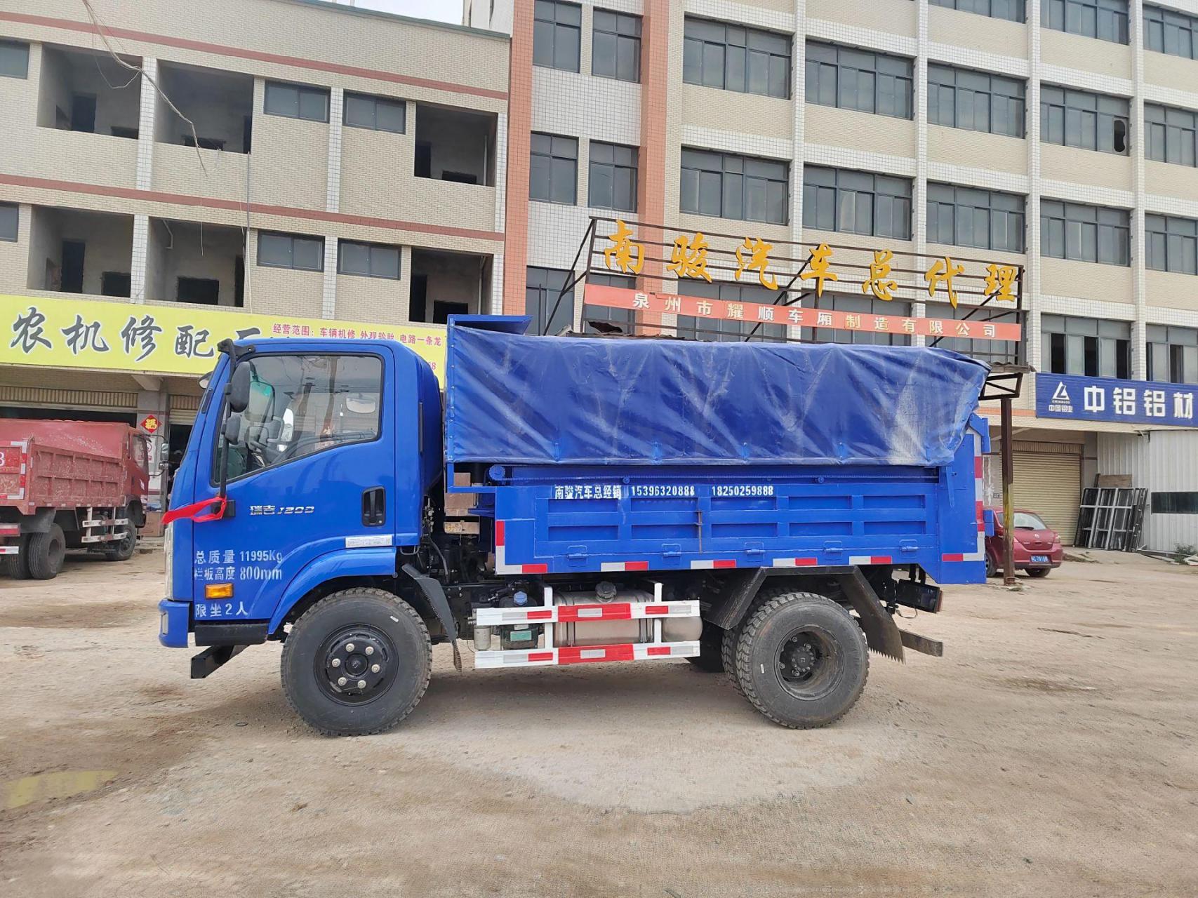 南骏车黄牌中型自卸车,总质量11.995吨,车厢内尺寸3150*1900*800.