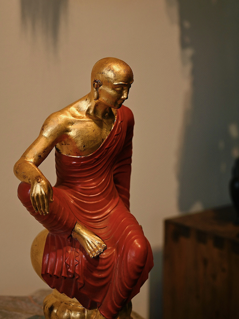 " 千古一僧 "鸠摩罗什 香樟木金箔 | 鸠摩罗什 清刀雕作,琢刻细腻生动