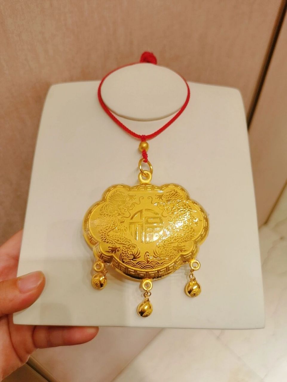 周大福～儿童宝宝金锁～项圈～手镯～～ 这么大的金锁70克多(孩子戴着