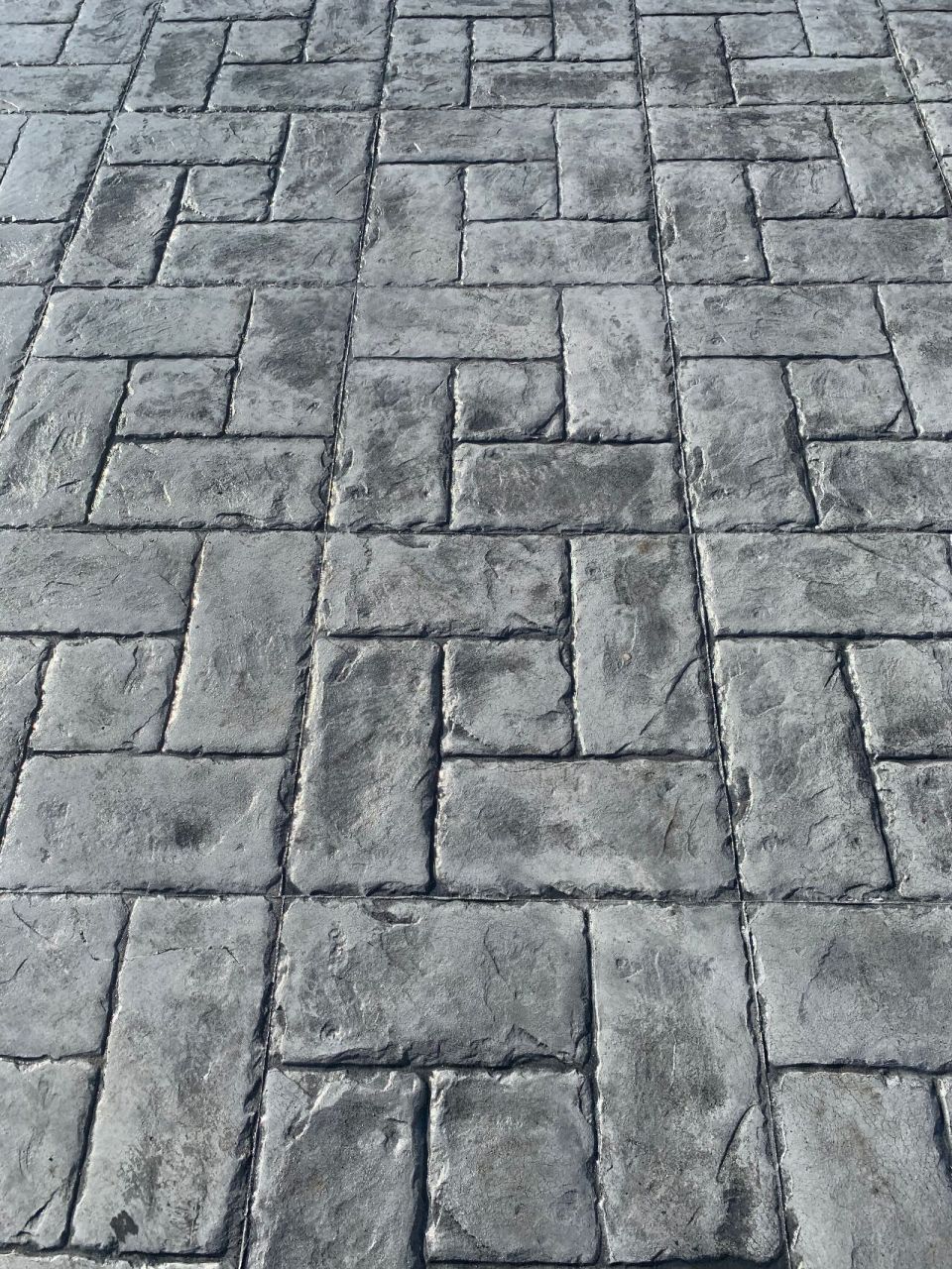 压花地坪是如何制成的 压花地坪是以特有的图画结构现场浇筑,一体成形