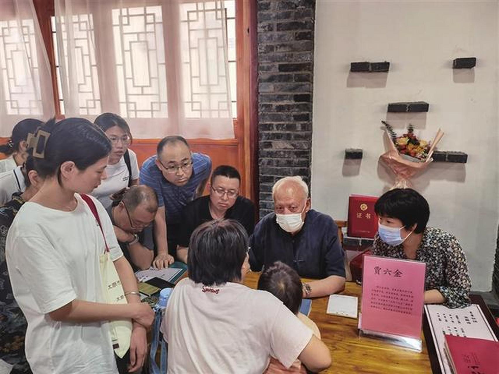 国家名中医,太原市傅山医学学术思想传承大师贾六金带领传承学员为