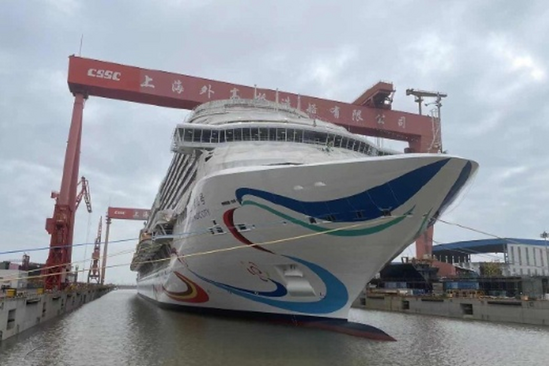 首艘国产大型邮轮可容纳乘客5246人 【"爱达·魔都"号明天出坞,上海