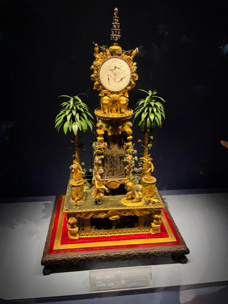 这是故宫博物院里钟表馆的介绍,时钟来来回回的摆动,时间却分秒不停