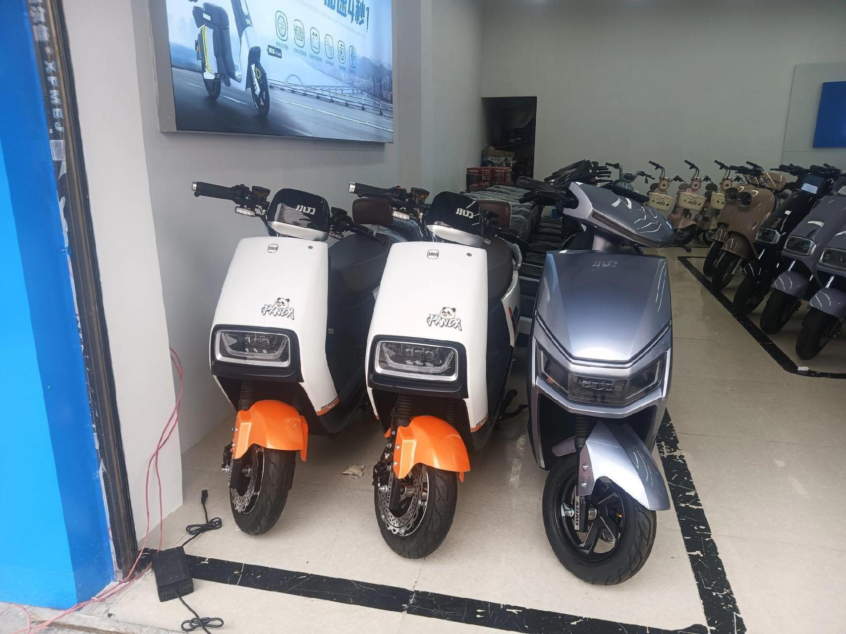 为庆祝小刀入住晴隆5周年也为五一长假小刀电动车72v20a6块大电池电动