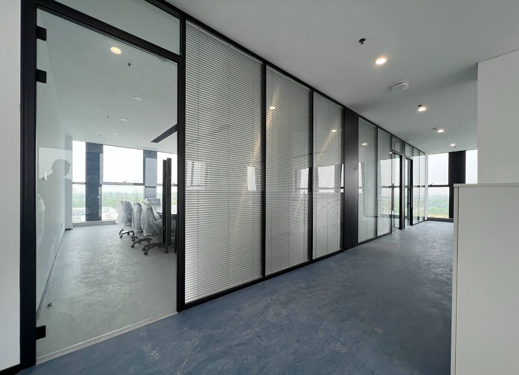 双层玻璃百叶窗隔断的特点有哪些 一,首先表现在时间与成本的节约上