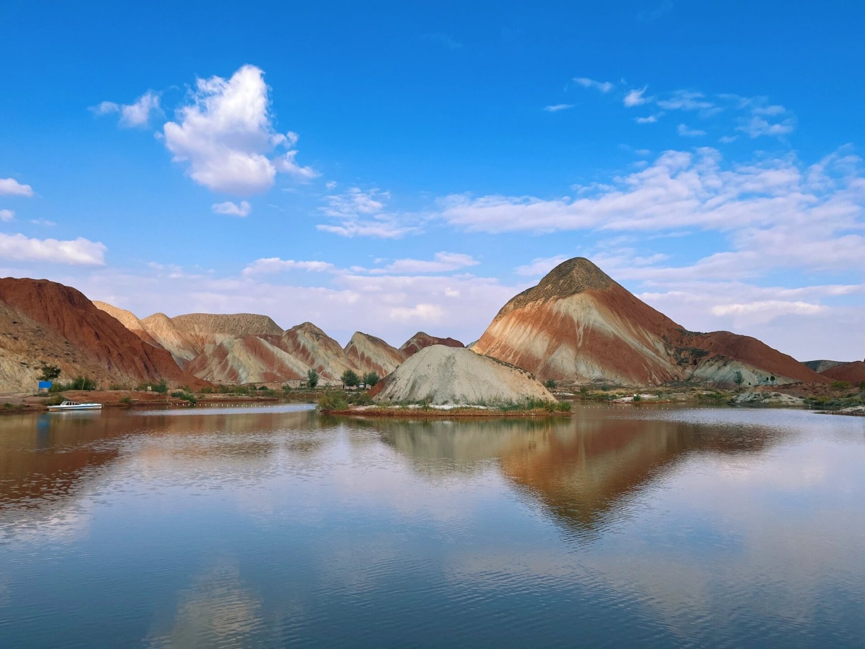 苦水丹霞值得 其实是叫水映丹霞 是个露营基地 很好找 没人[期待]