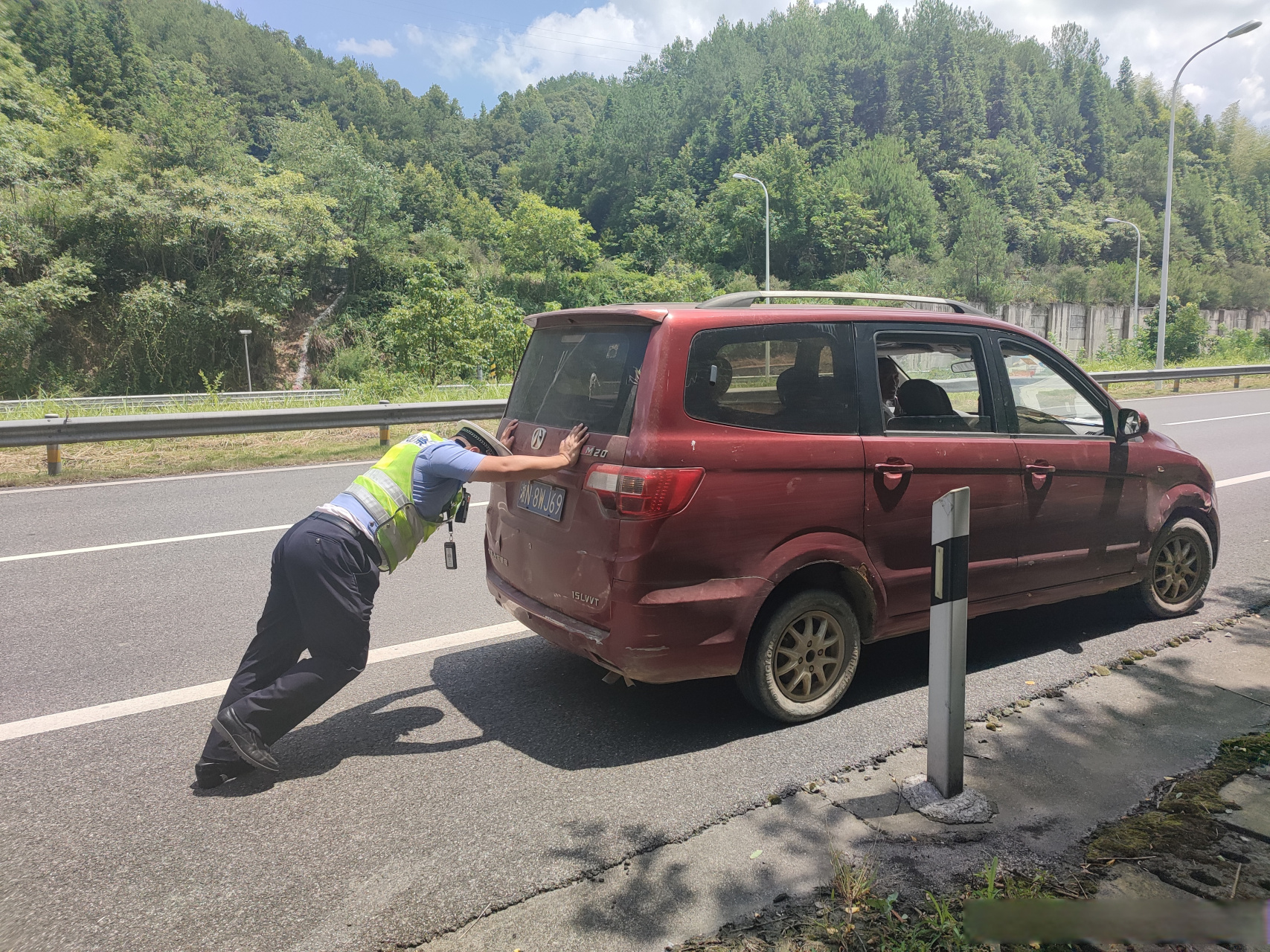 我为群众办实事# 7月16日上午11时许,湖南高速公路交通警察局怀化