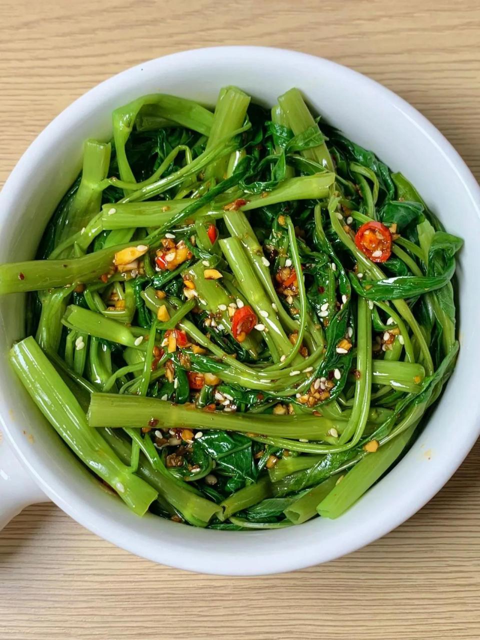 凉拌空心菜        夏至炎炎,凉拌菜真的是开胃又下饭,今天做一道凉拌