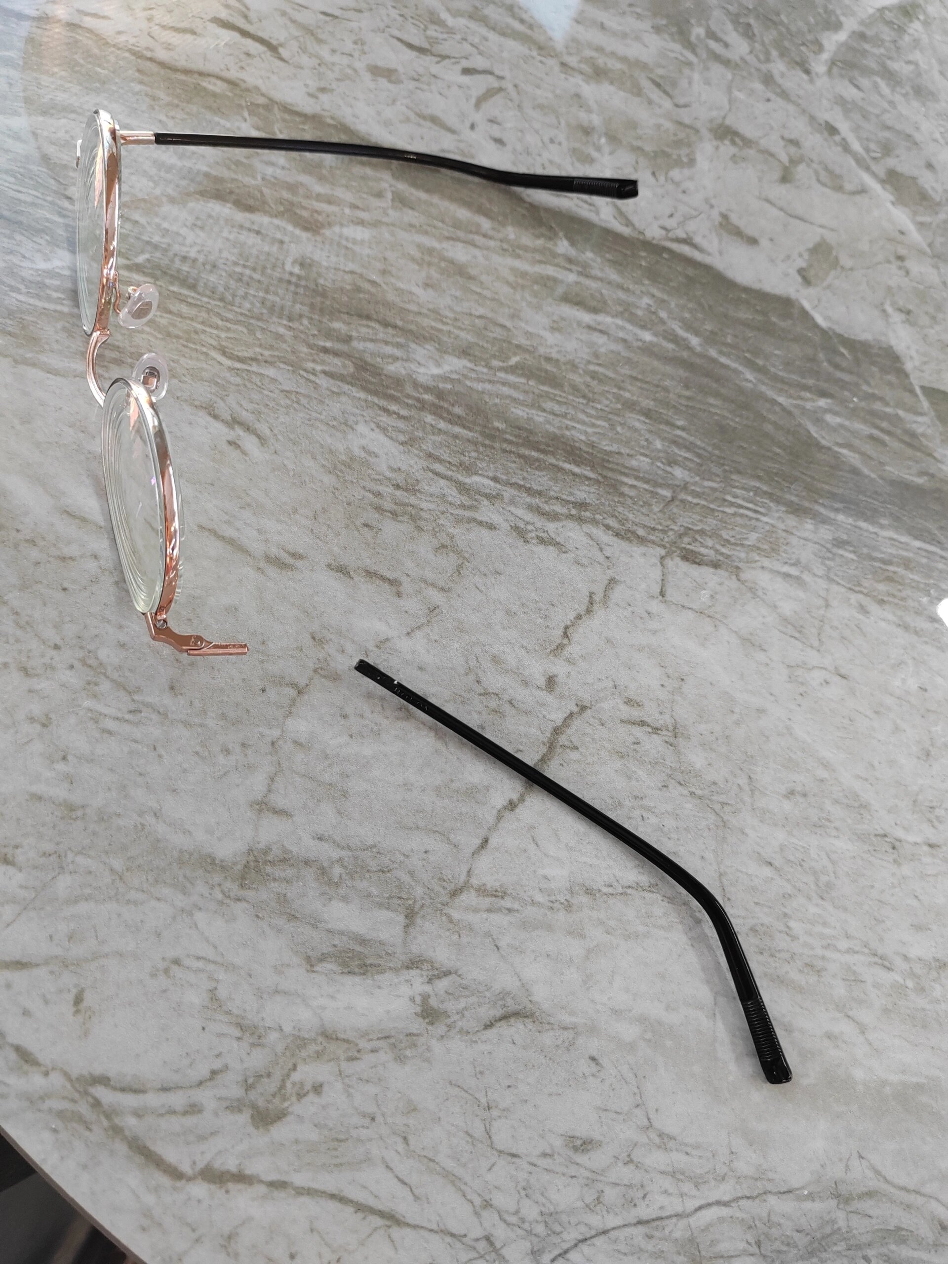 断掉的眼镜腿修好了