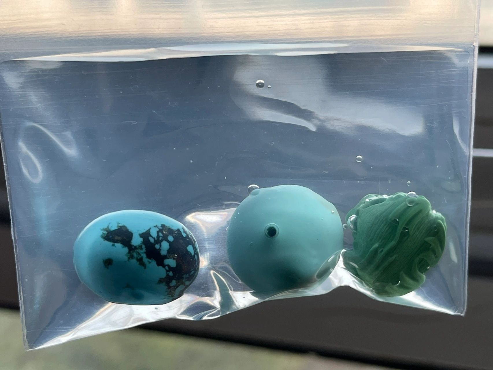 绿松石本身是一种含水的铜铝磷酸盐,还含有少量的铁,铜,锌等矿物元素