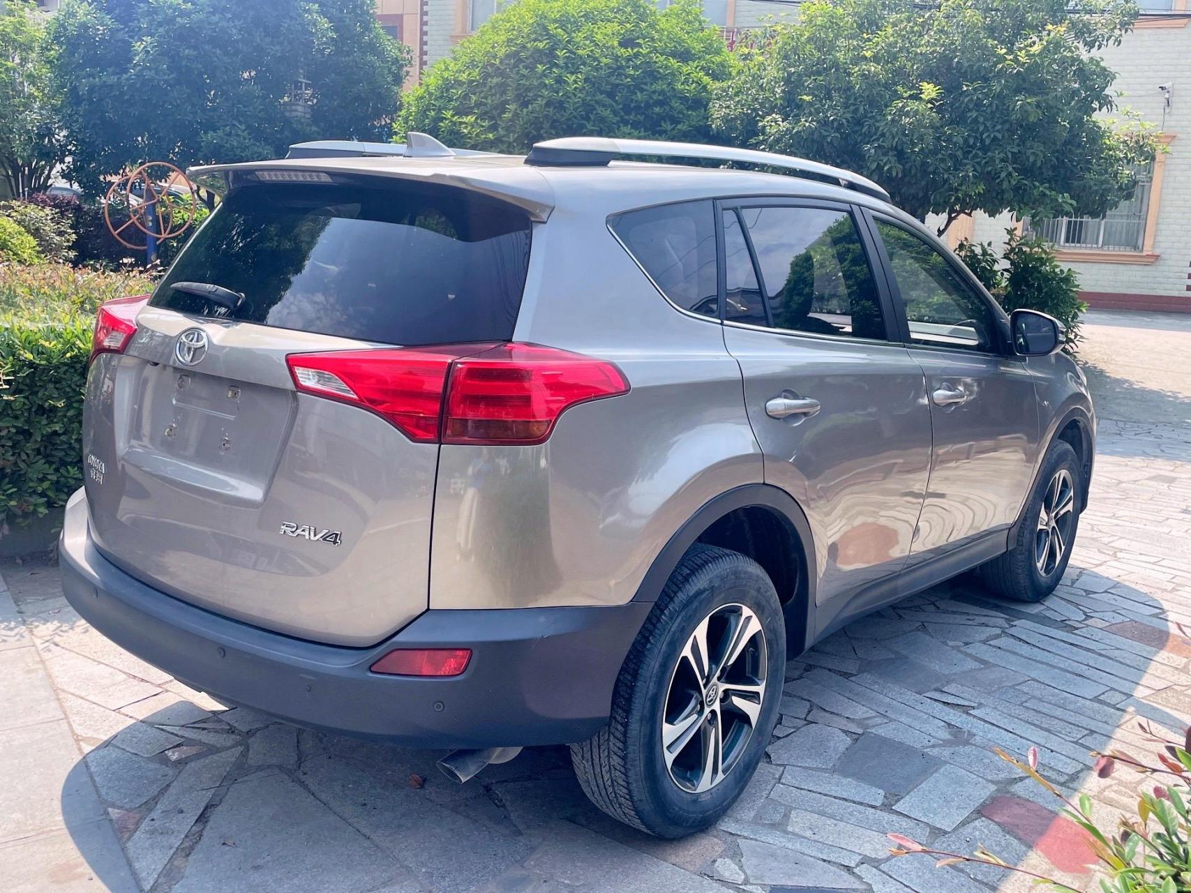 2017年上牌的丰田rav4荣放:钛晶灰的颜色高端大气!2.