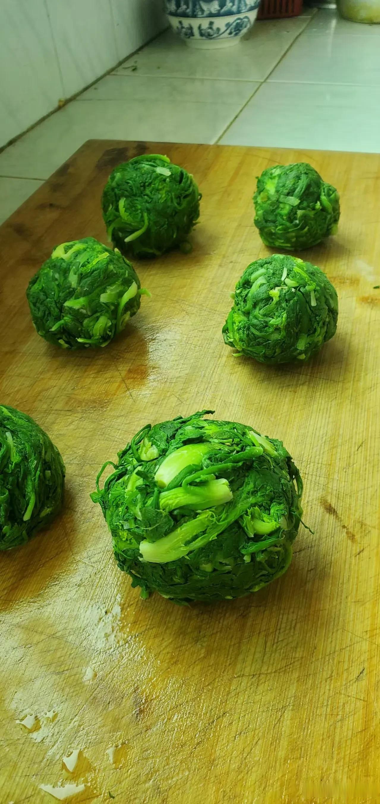 妈妈带我出来挖野菜,在猕猴桃地里遇到一大片荠荠菜,我们两人竟然挖了