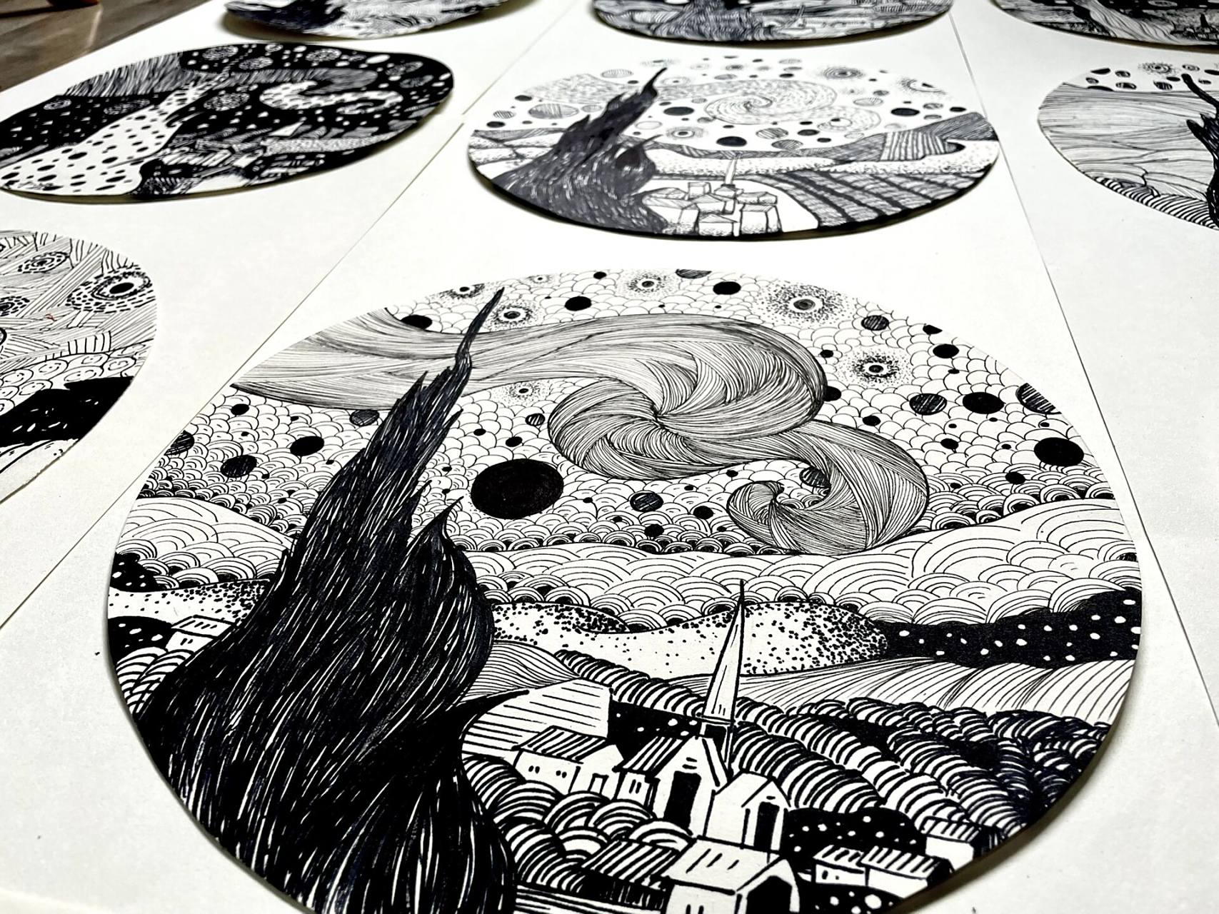 《星月夜》线描画 《星月夜》是荷兰后印象派画家文森特·梵高于1889