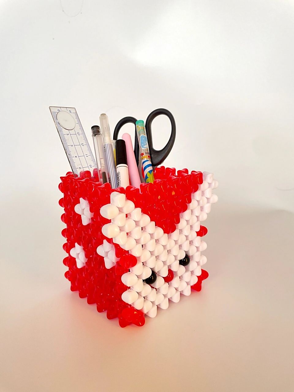 手工串珠超可爱的萝卜兔笔筒呦 今年是兔年,安排几个应景的兔子笔筒