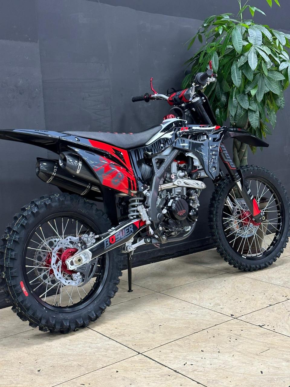 124款 波速尔歼1 全尺寸越野车  升级减震器 cnc轮毂芯 前后轮胎 双