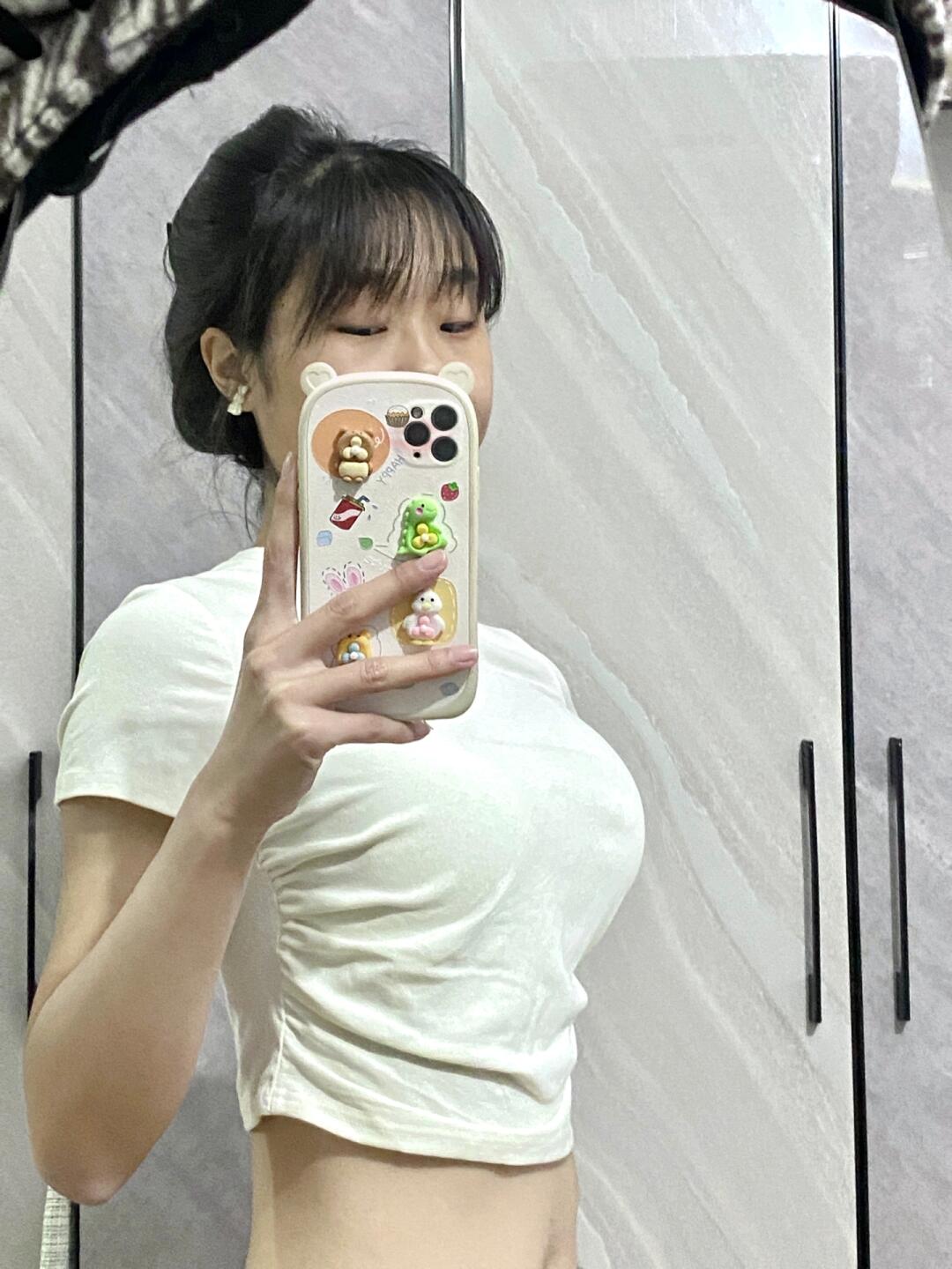 从来没尝试过显大内衣 没想到还挺适合本小胸的 而且侧面看胸型是圆圆