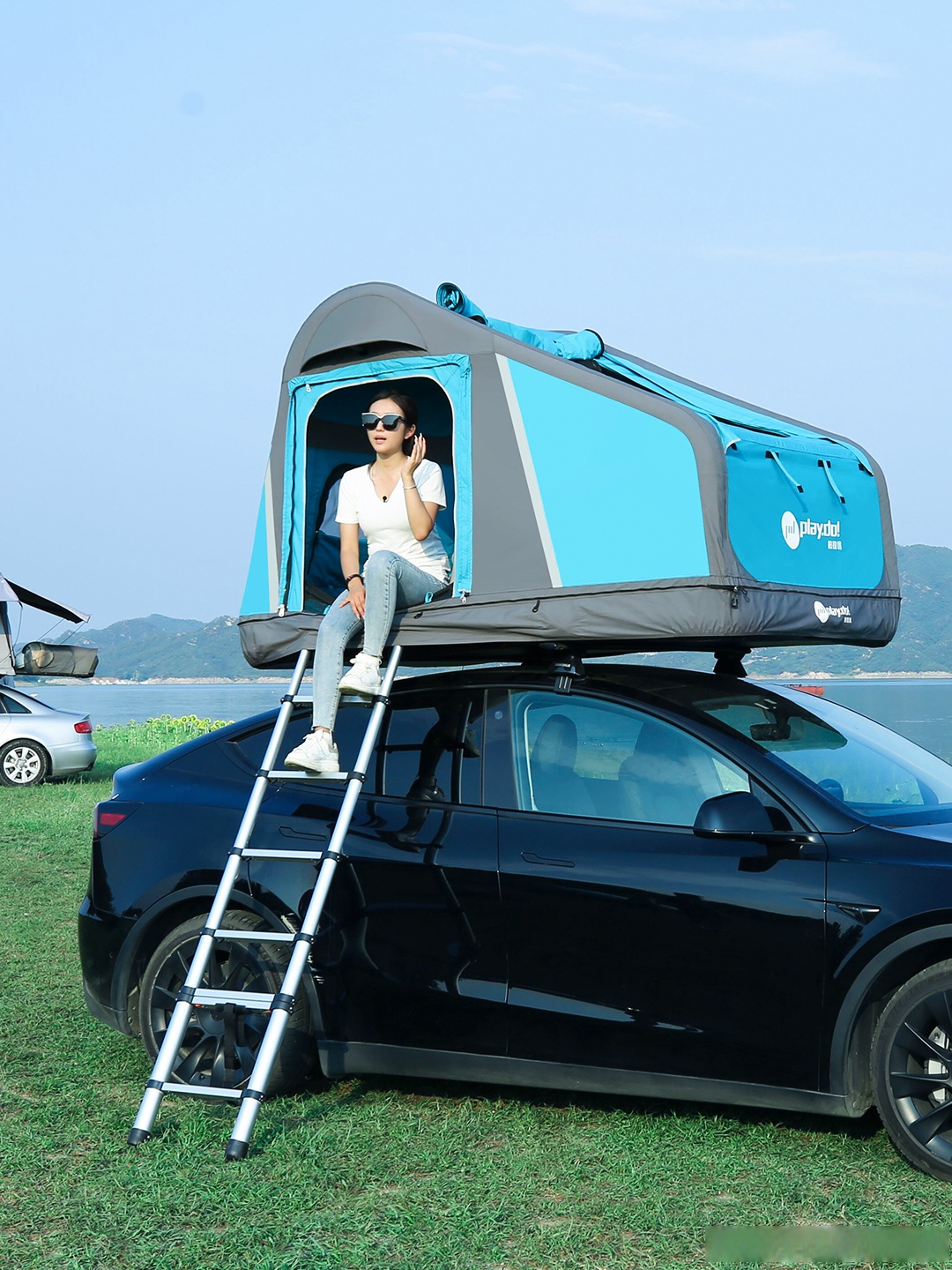 自驾游##露营##车顶美女旅行车露营女生40岁以上旅游照片或者房车