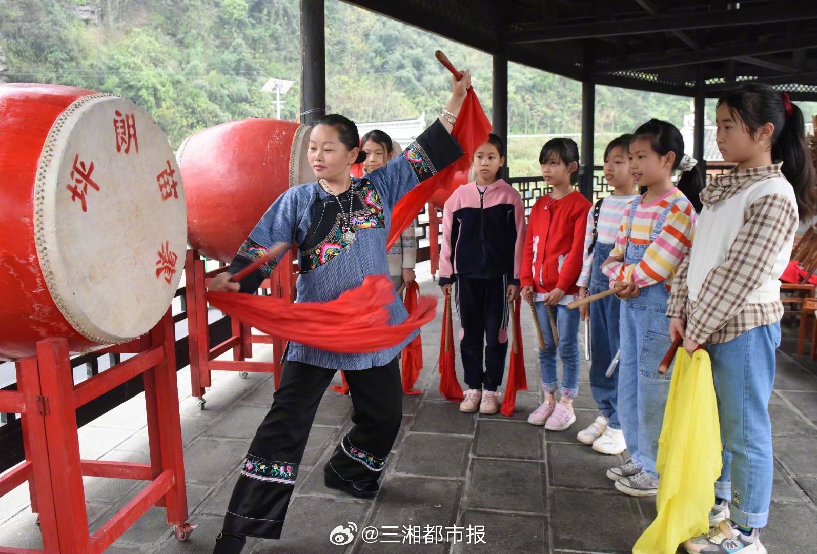 人免费教授近4千名学生】12月29日,湘西土家族苗族自治州矮寨中学里
