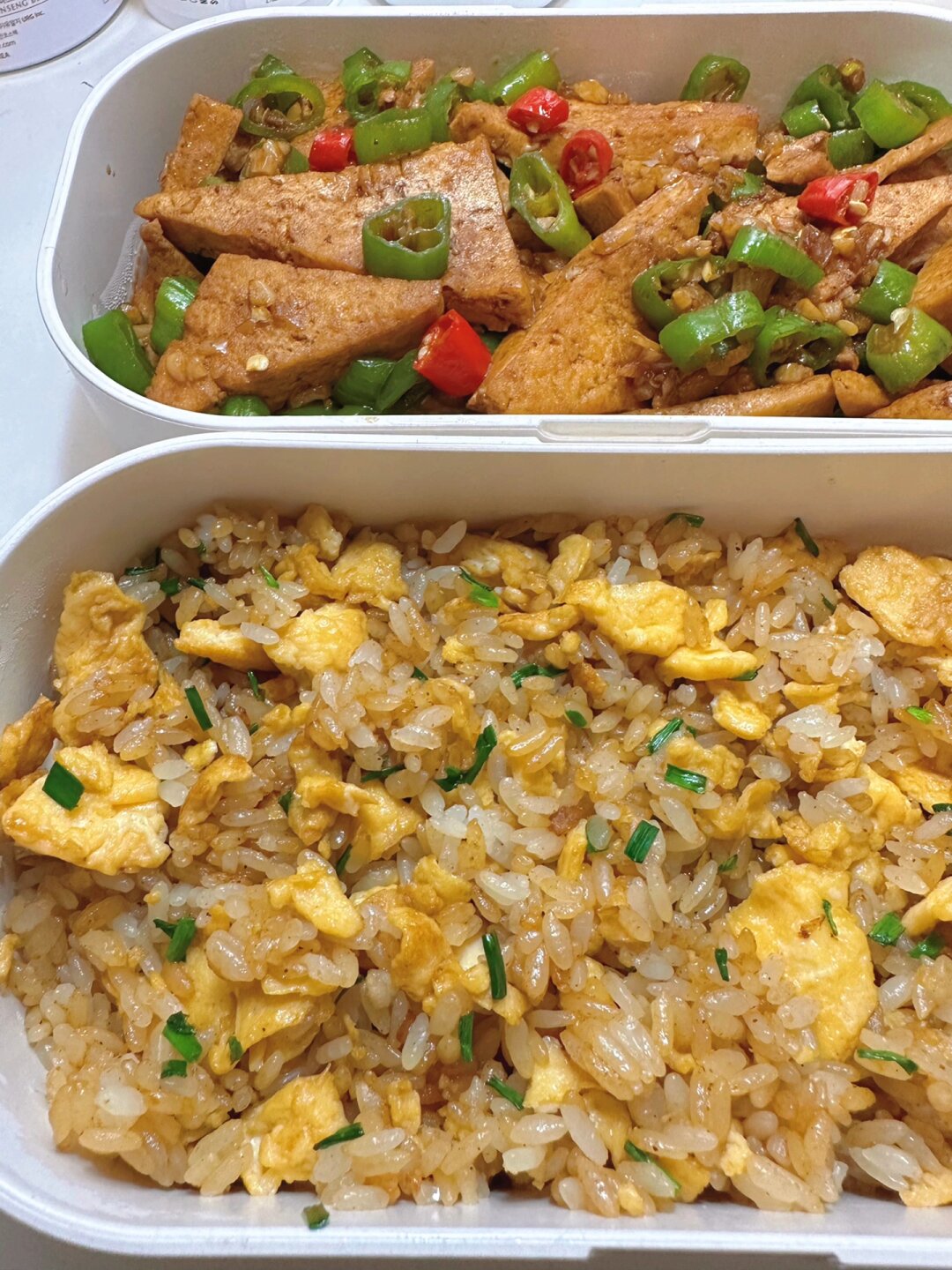 好好生活,好好吃饭 今日午餐便当:杭椒焖豆腐蛋炒饭