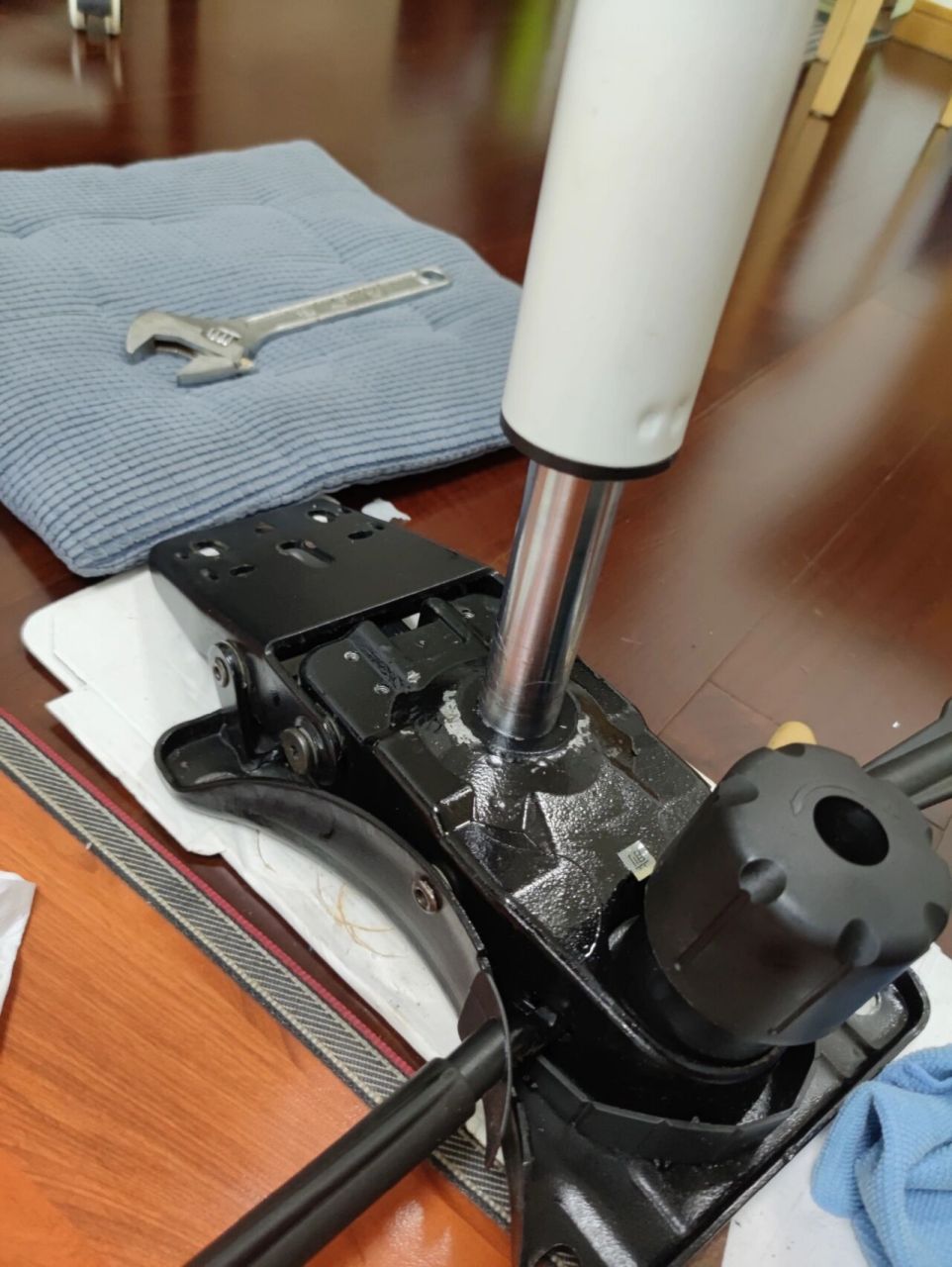 我这个椅子用了好像五六年了,用常规方法根本拿不下来.