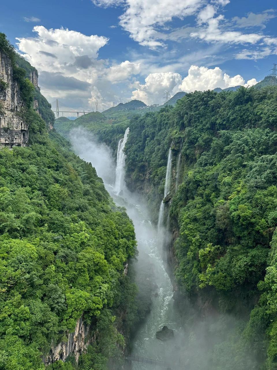 马岭河峡谷国家级风景名胜区位于贵州省黔西南自治州首府兴义市东北部
