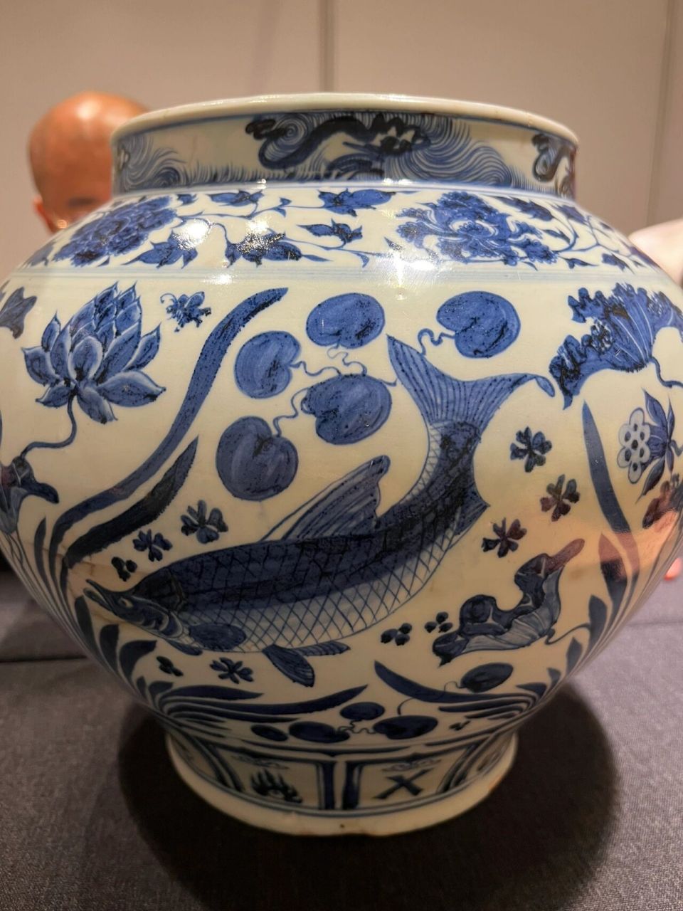 苏富比预展|绝美的元青花鱼藻纹大罐 这件元青花鱼藻纹大罐是本次