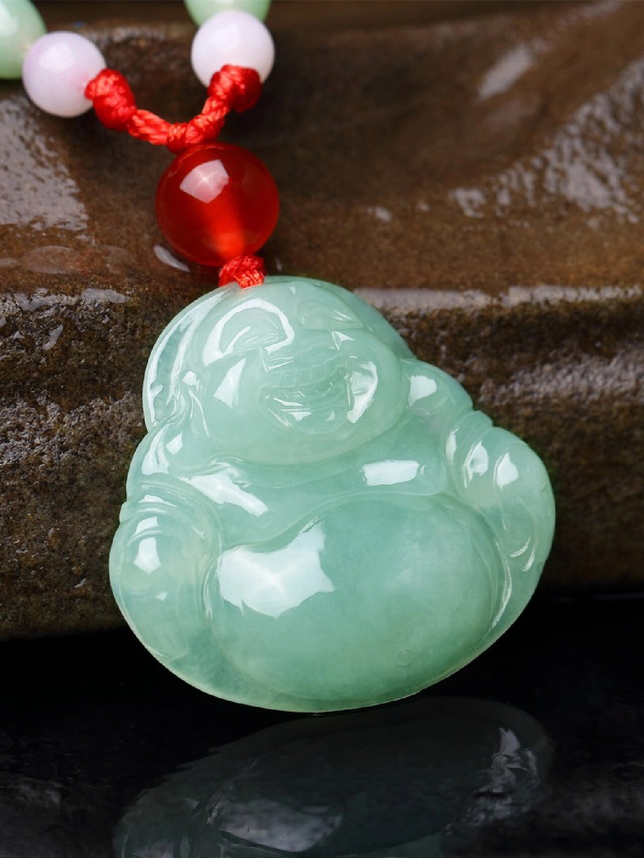 翡翠弥勒佛吊坠的寓意 翡翠玉佛是翡翠文化与佛文化的完美结合,溉人