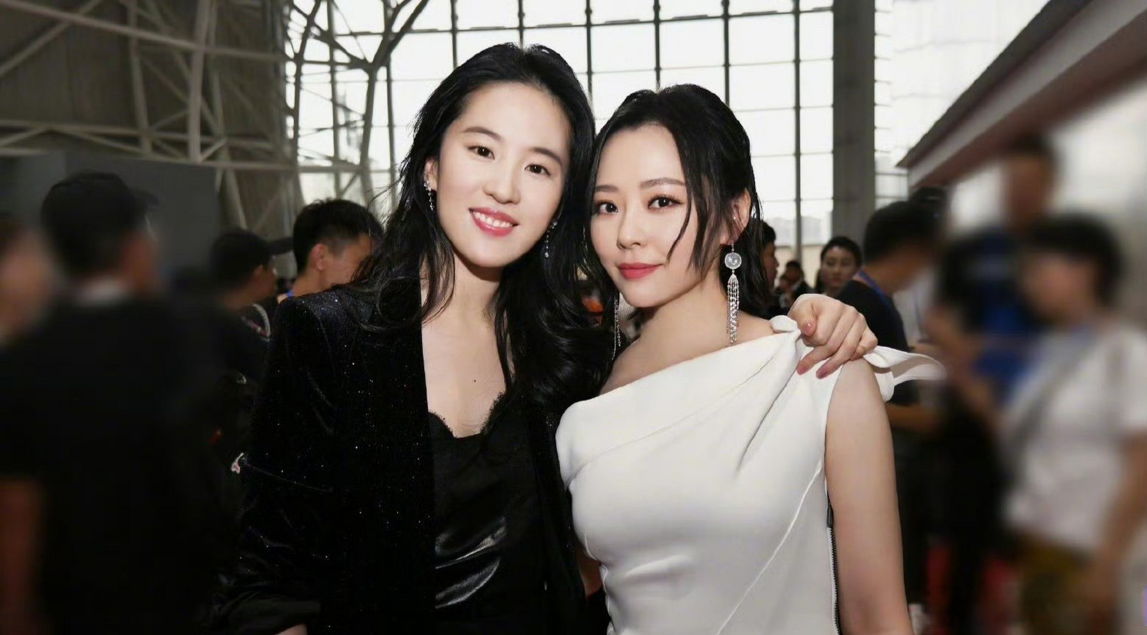 刘亦菲张靓颖合照#神仙姐姐刘亦菲和实力歌手张靓颖的友谊故事,快来