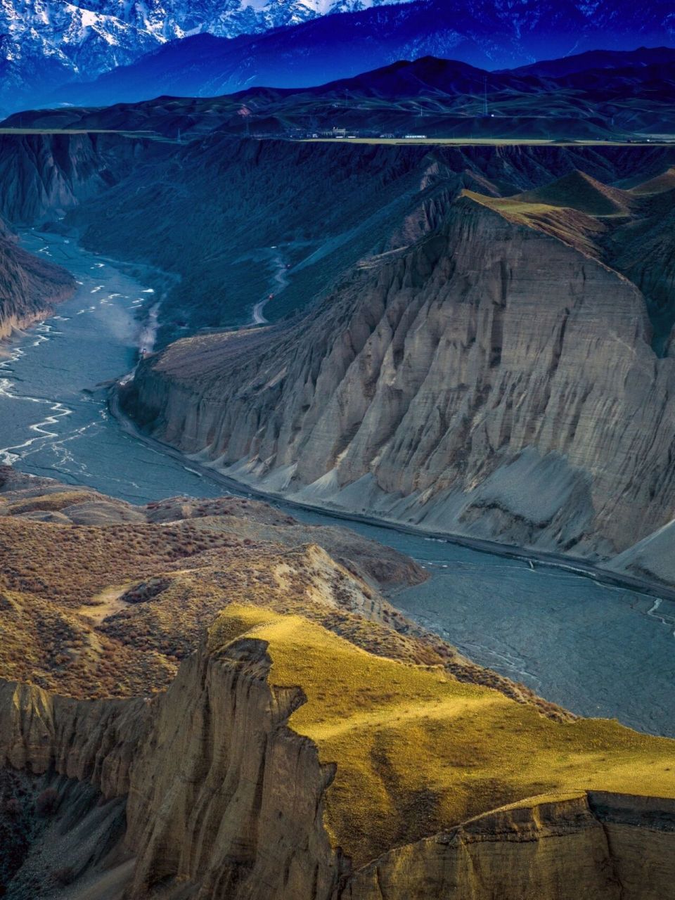 安集海大峡谷又名红山大峡谷,位于沙湾县安集海镇以西的天山北麓地质