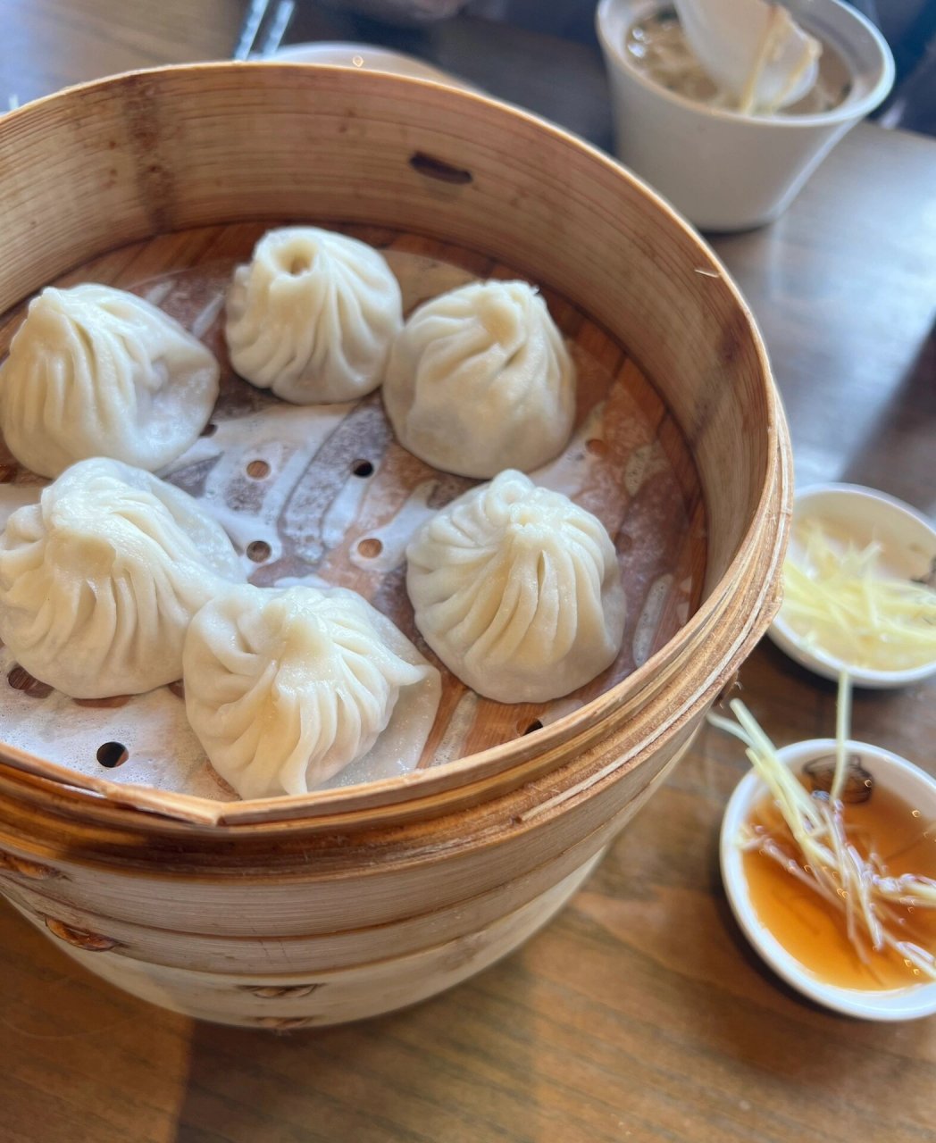 上海的老牌必去景点之一 九曲桥 必吃美食之一南翔小笼包 对着豫园和