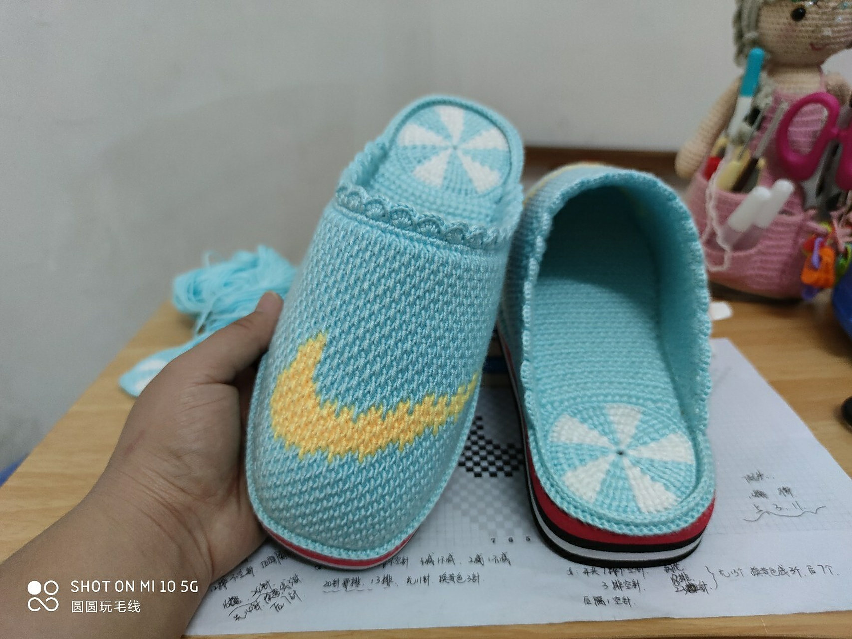 毛线拖鞋(附图样) 客户订的毛线拖鞋,耐克图案,有需要的拿走