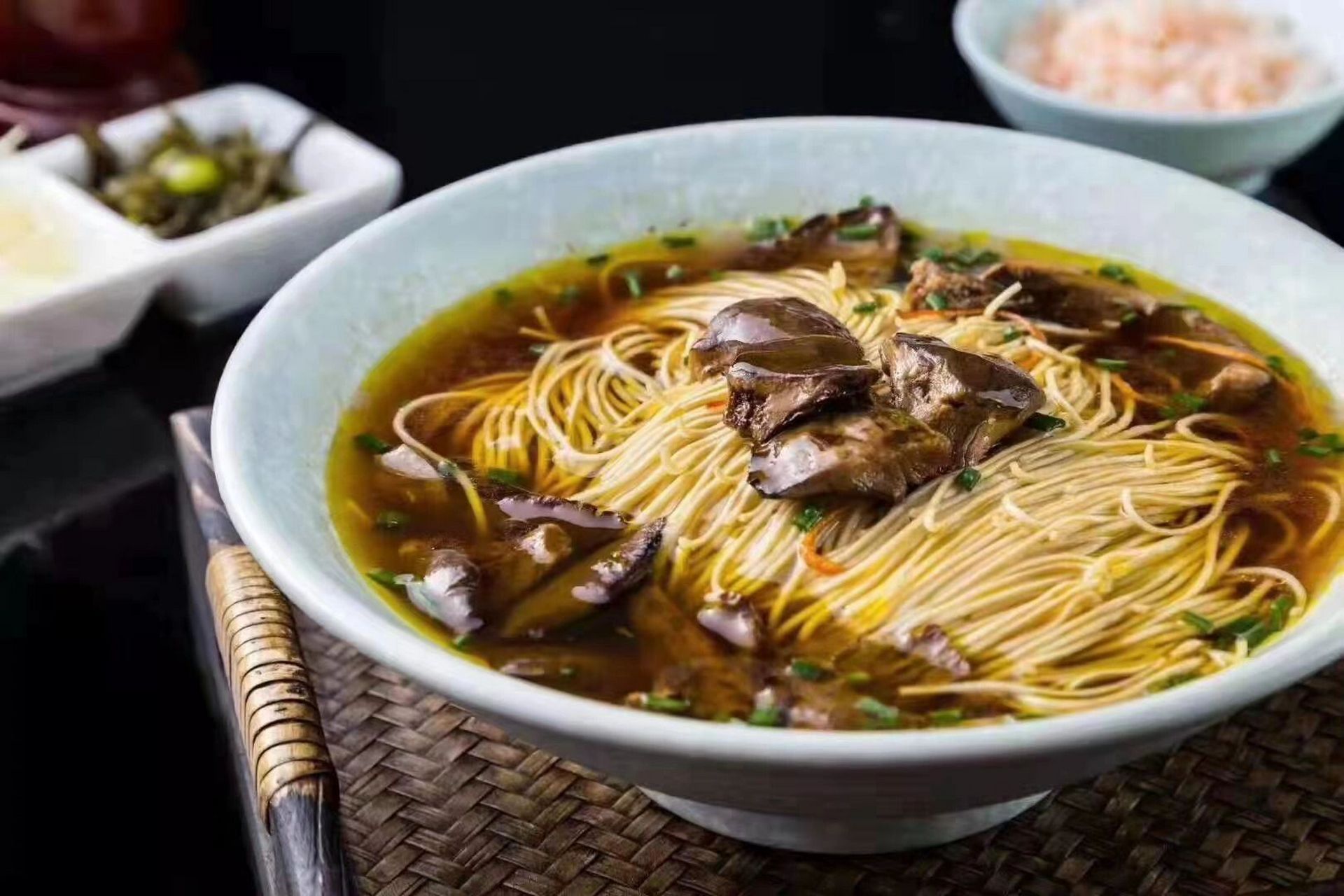 苏蕈记 93何为"蕈"(xùn) 在常熟虞山的松树林里,生长着一种名叫"