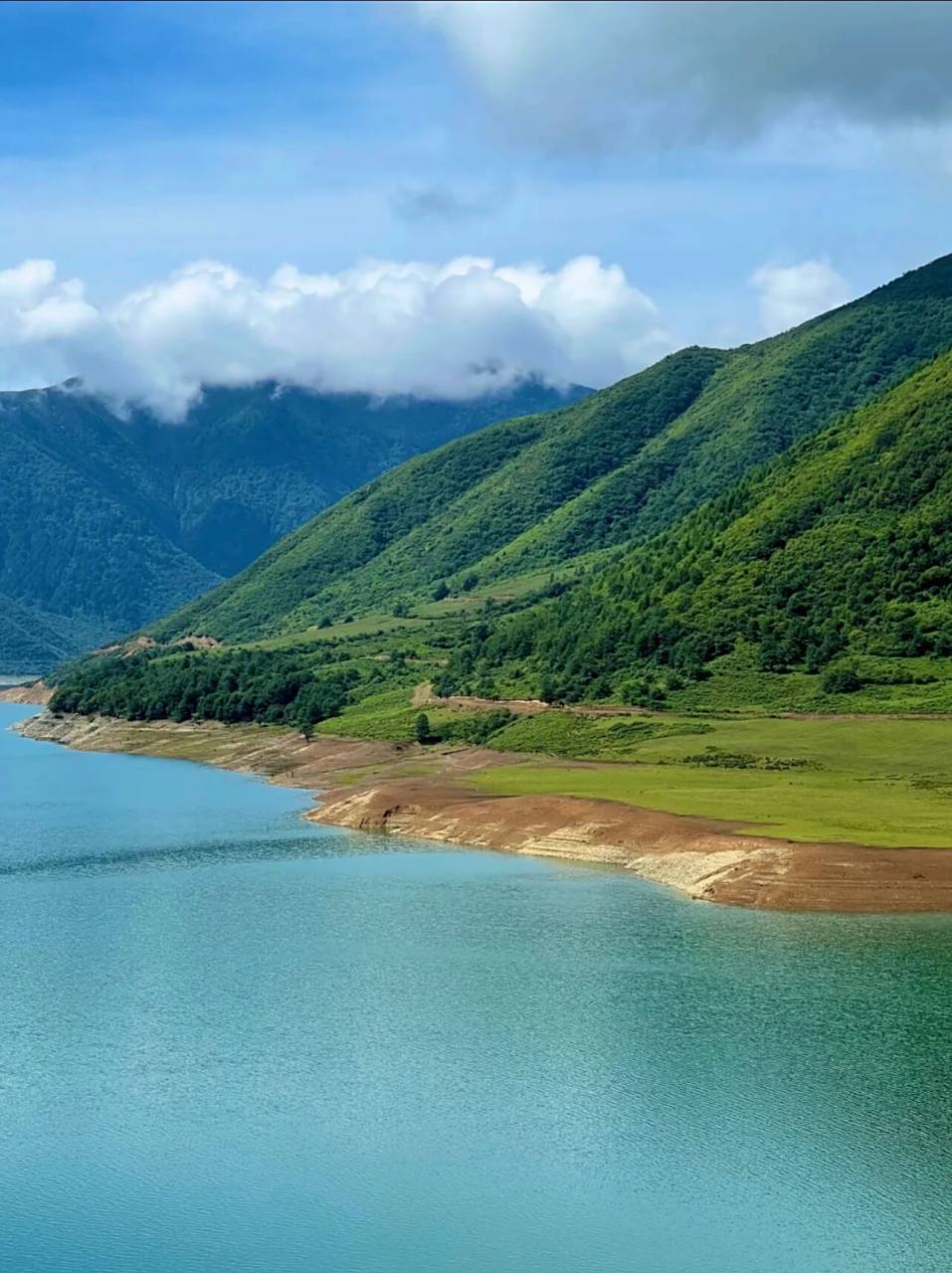 在川南凉山冕宁县有一个地方,自驾就能到的"海边"!这里就叫冶勒湖!
