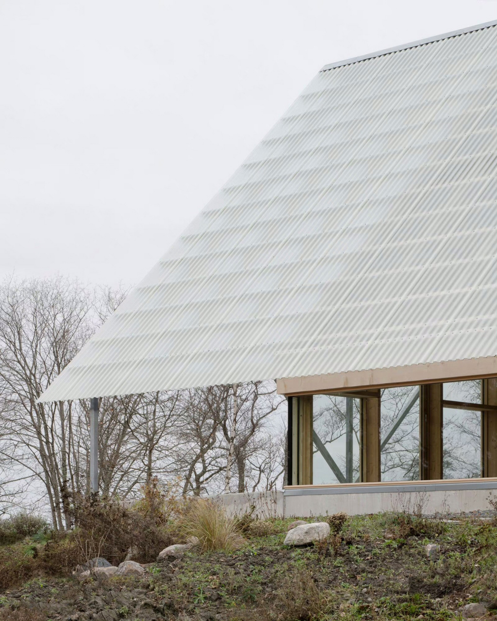 聚碳酸酯板透明屋顶极简住宅设计 这是一座位于瑞典马拉伦的极简住宅