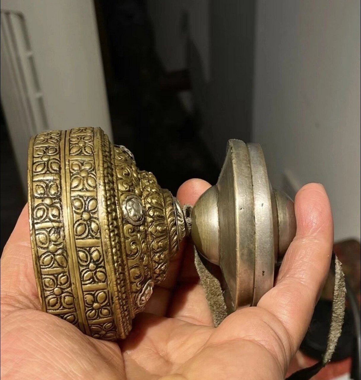 老碰铃一套 清代  满工 三色铜 卷草莲花纹 铃盒 碰铃盒 内装清代小铃