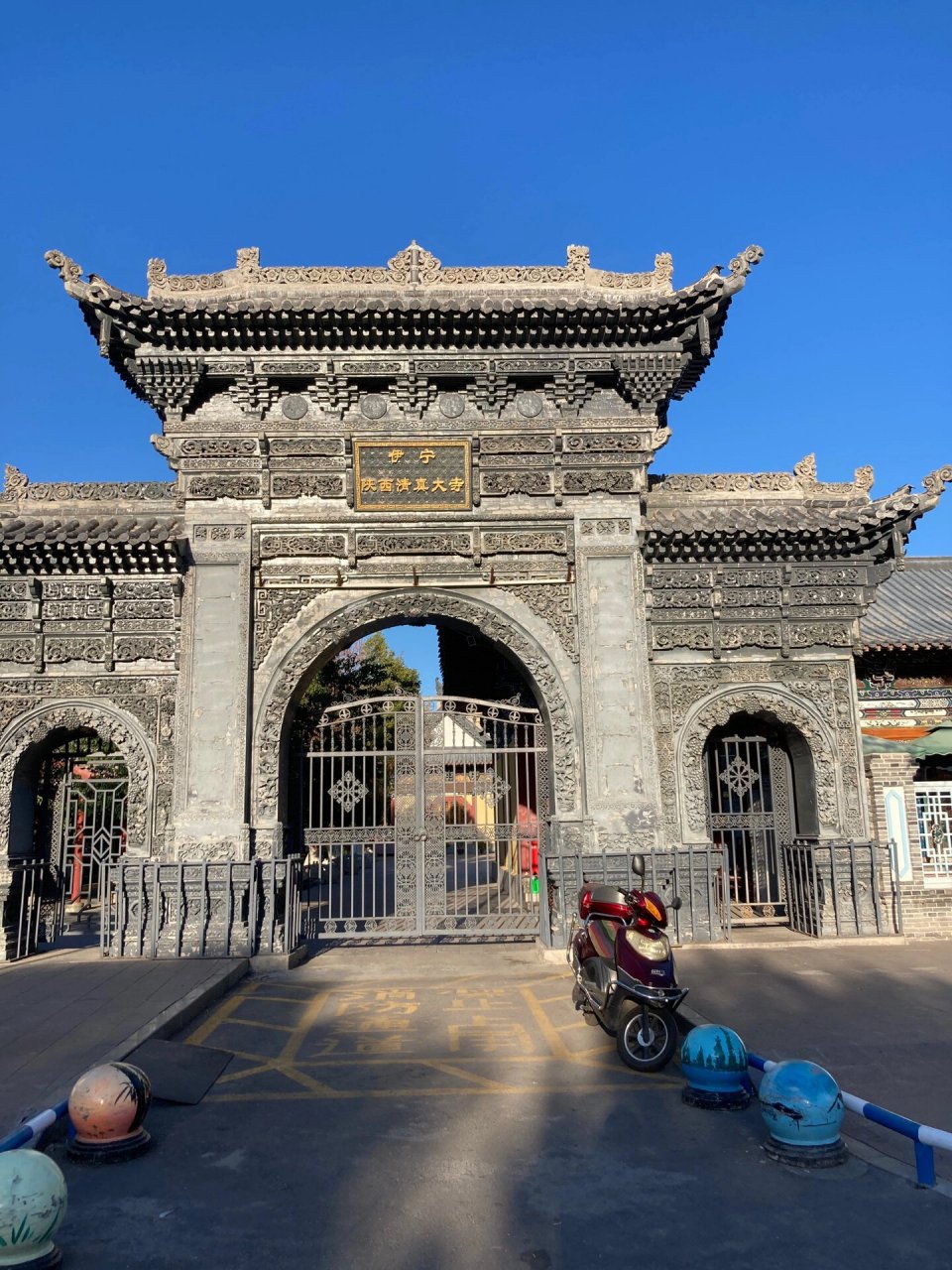 73喀赞其位于伊犁伊宁市南市区,临近汉人街,人民广场,是以反映伊犁