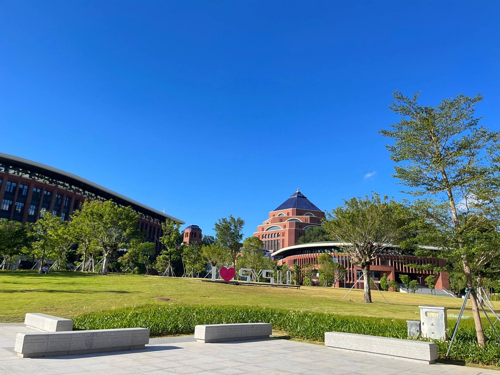 中山大学(深圳校区)一日游 中山大学深圳校区位于深圳光明区,校区建筑