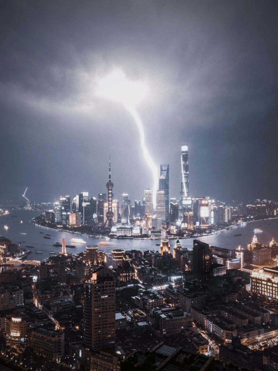 我拍到一道巨大闪电7315照亮了整个黄浦江6015