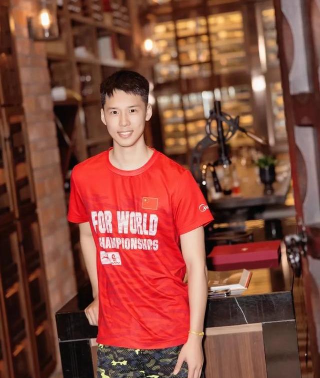 现在,他已经攒了40多枚金牌,是跳水界的"扛把陈艾森大j陈学森,晋江