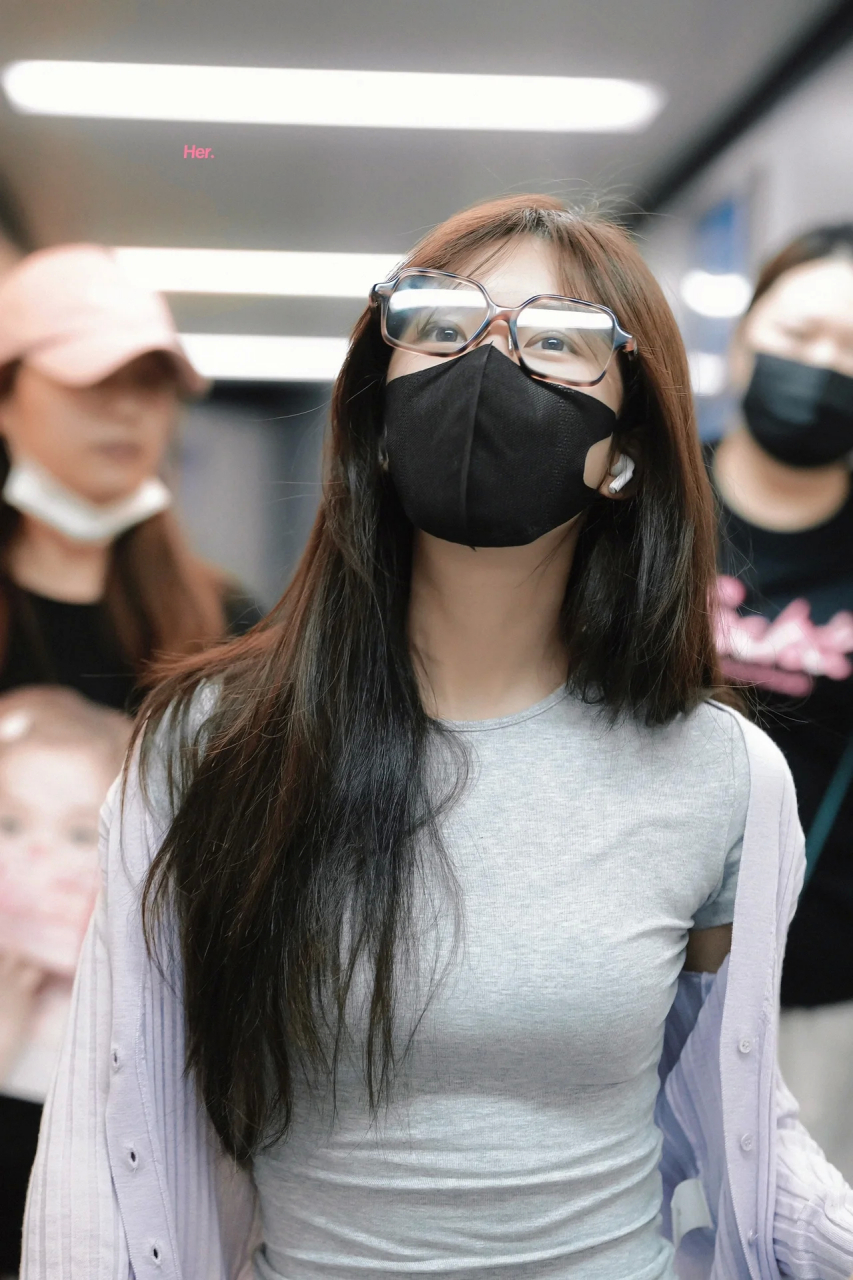 赵露思最新机场街拍私服,甜美韩系!