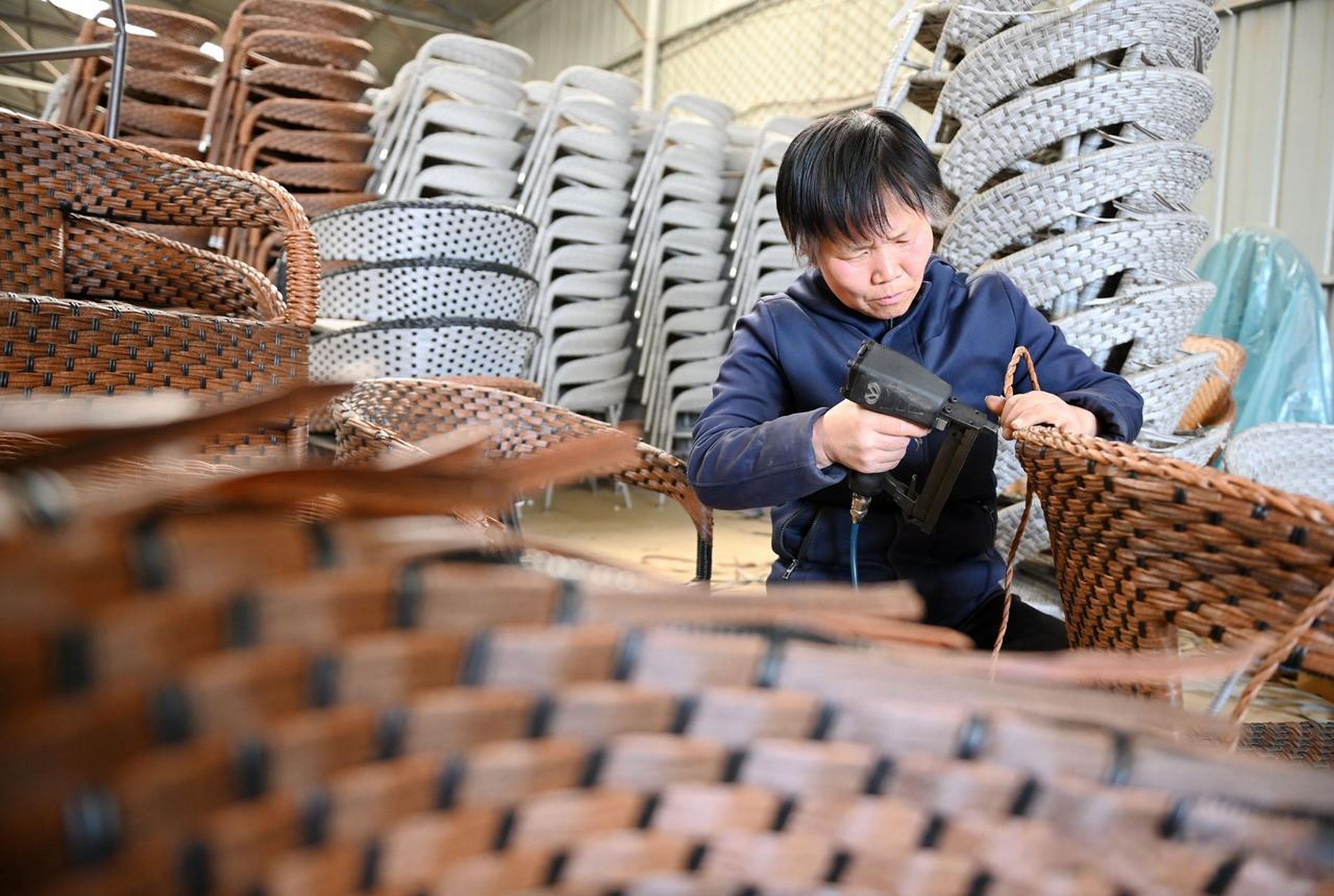 3月21日,在肥乡区东漳堡镇鸡泽屯村的藤椅编织厂里一派忙碌景象,工人