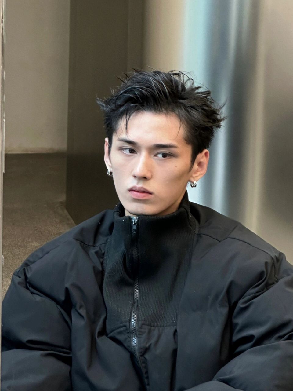 背头 方脸圆脸男生看过来 这款凌乱侧分发型适合圆脸 方脸 菱形脸男生