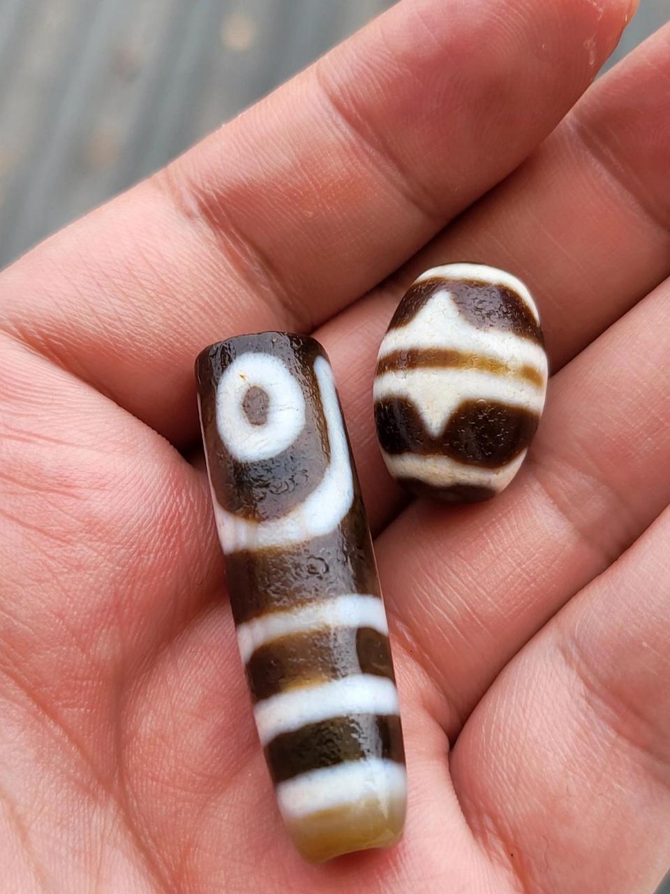 什么是酸洗天珠 酸洗工艺最开始是针对翡翠,也不知道从多久开始就有人