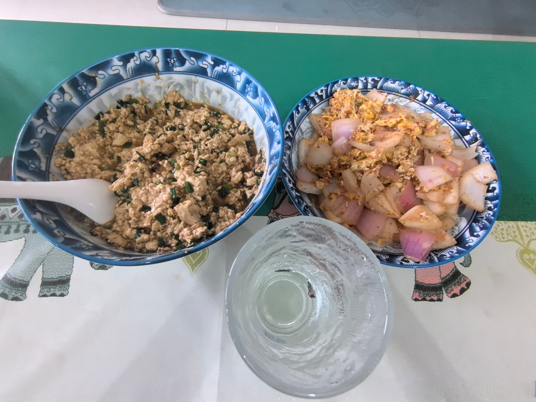 今天要酱牛肉了,剩下不少上次的汤呢,正好儿吃小葱儿拌豆腐,直接用