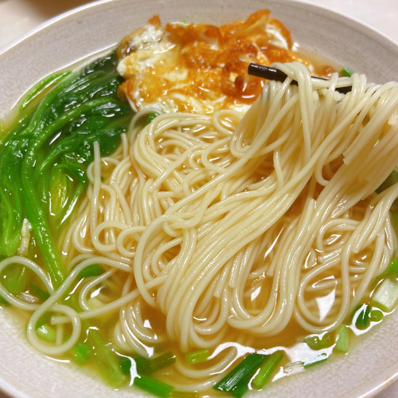 很家常但超好吃的煎蛋汤面 可以说是清汤面的升级版!