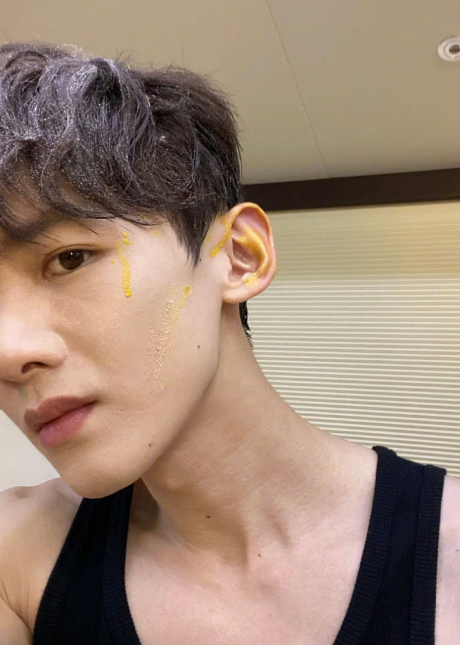 白敬亭素颜也卡粉,瞬间心理平衡了