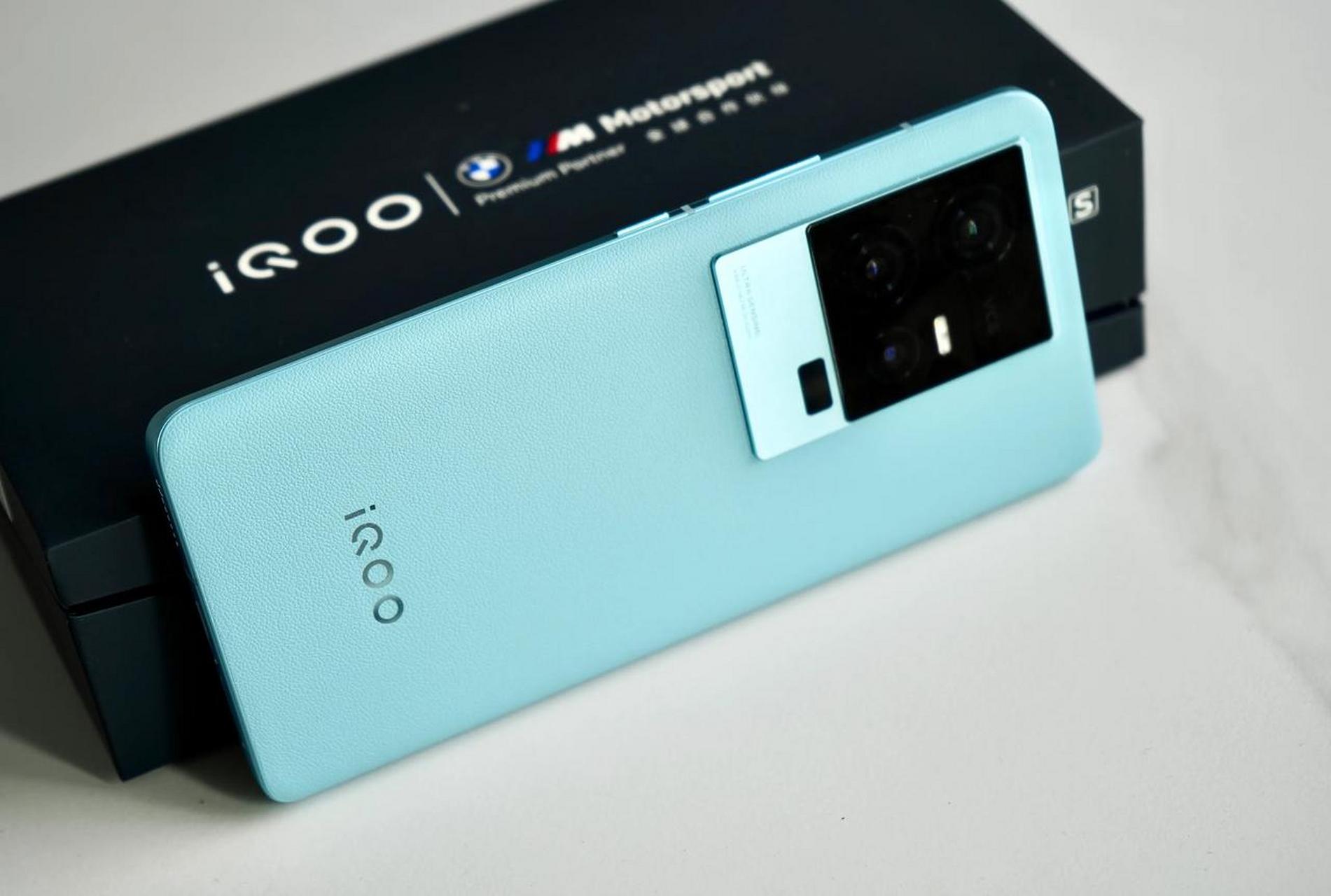 分享一组iqoo 11s 钱塘听潮配色版本实拍图,这个配色基本不挑人,属于