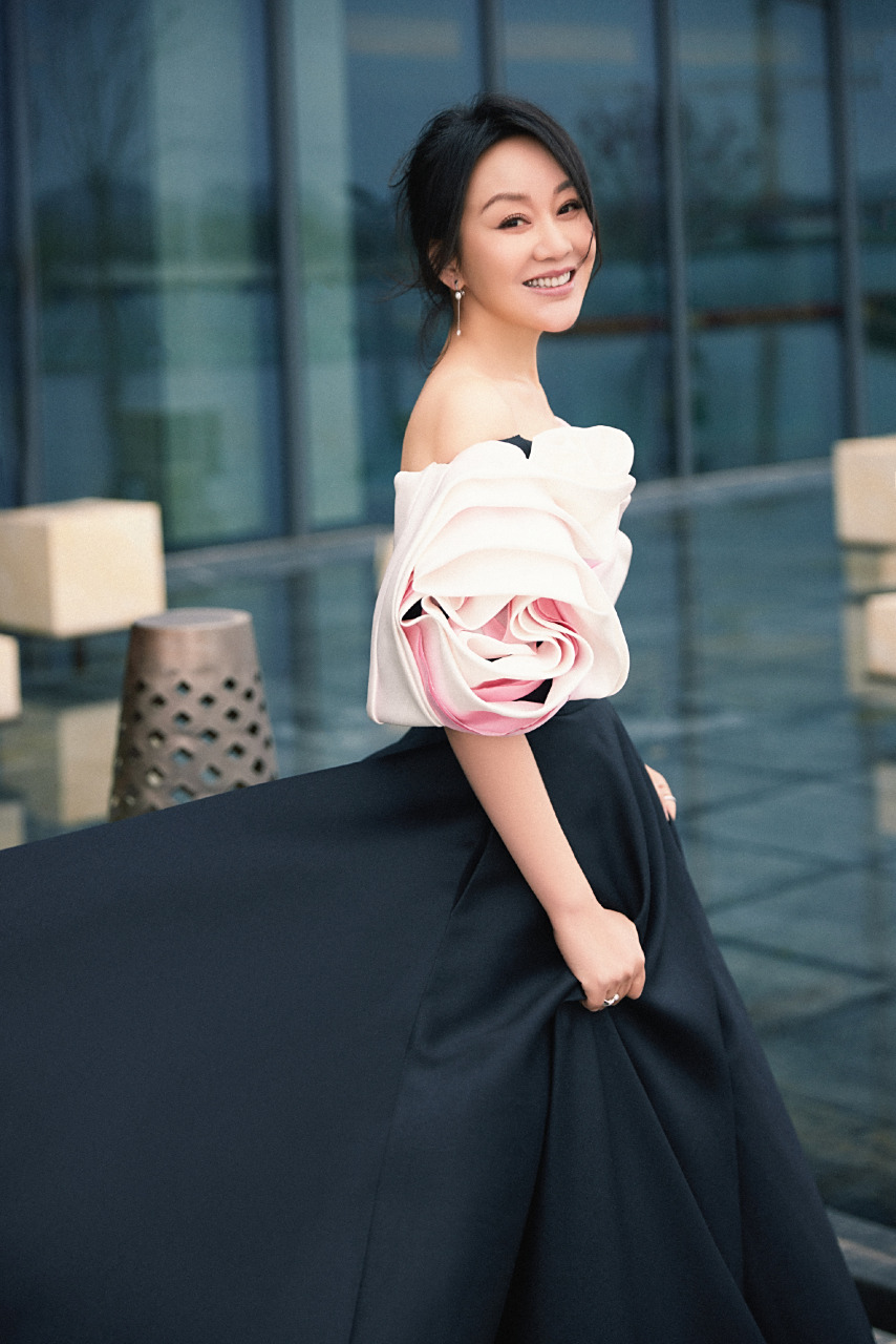 闫妮蔷薇礼服造型好美,一袭渐染蔷薇的黑色礼服,既有女性的温柔时尚