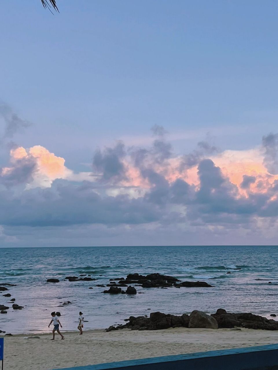夏日炎炎,小红书的夏日市集来到了日月湾,面朝大海,在grom出摊啦.