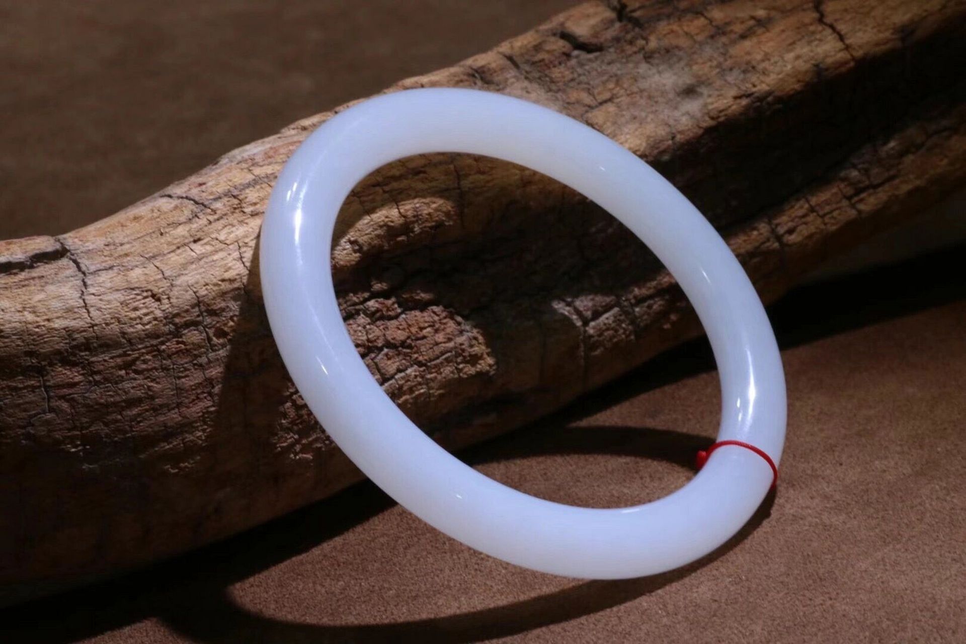 和田羊脂玉圆条手镯,老坑俄料,高白,质地油润细腻,脂感佳.